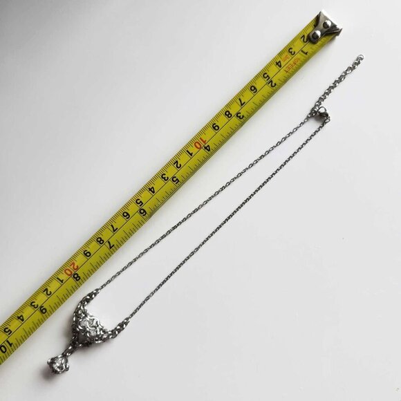 Gothic V shaped fairy necklace with a small silver chain - Picture 4 of 9